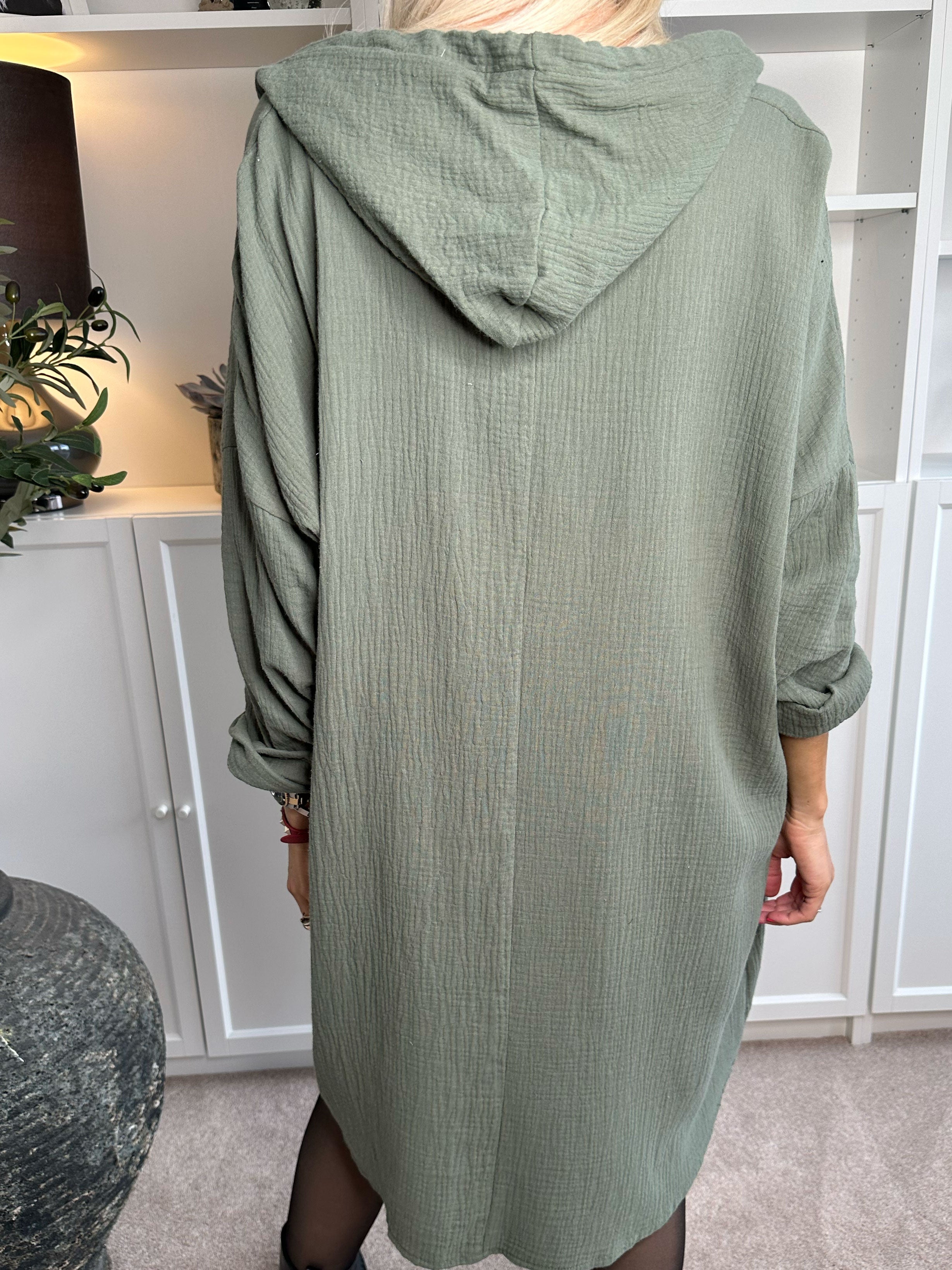 Anicha - Mjuk klänning i bomull med keps